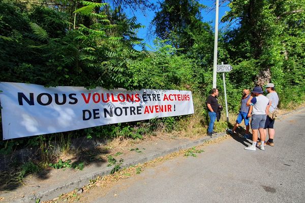 Pancarte, rassemblement, les salariés de l'usine Lafarge veulent être associés à une éventuelle reprise.