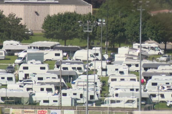 Cette communauté des gens du voyage occupe illégalement le stade de rugby à Baume-les-Dames.