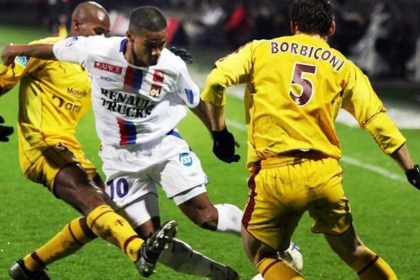 Florent Malouda, a foulé à plusieurs reprise la pelouse de Saint-Symphorien alors qu'il jouait dans l'élite du championnat français, comme ici en 2006 sous le maillot de Lyon face au FC Metz.