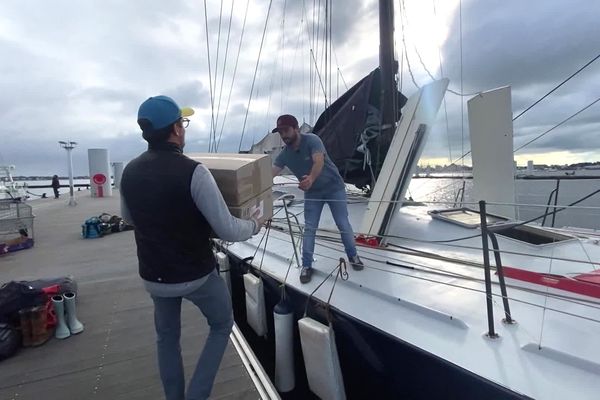 Cet ancien Imoca a quitté Lorient les cales pleines de marchandises, direction New-York