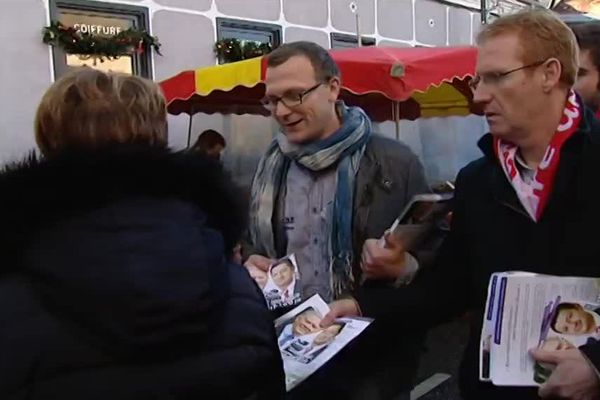 Les militants socialistes tentent de gagner des voix sur le marché de Corbie, vendredi 4 décembre 2015.