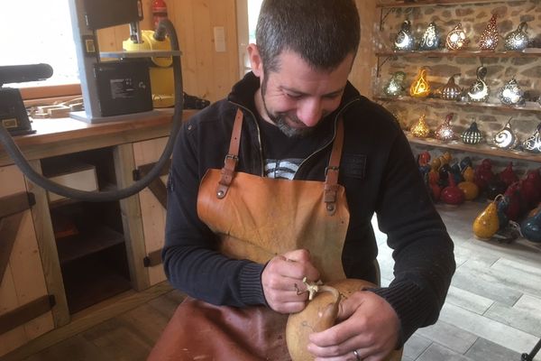 Alain Billon dans son atelier d''Art et Gourdes' à Pluneret dans le Morbihan. Les 3/4 de ses lampes sont vendues à l'occasion des marchés de Noël.