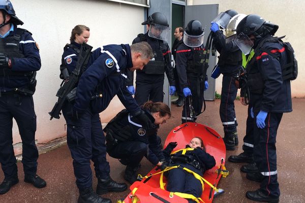 Exercice de sécurité civile à Saint-Didier-en-Velay en Haute-Loire : Les gendarmes donnent l’assaut et les blessés sont pris en charge par les secours