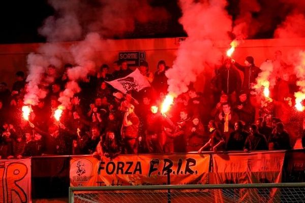 22/01/14 - 16e de finale de la Coupe de France, les supporters du FBIR ont enflammé le stade de Mezzavia (Ajaccio)