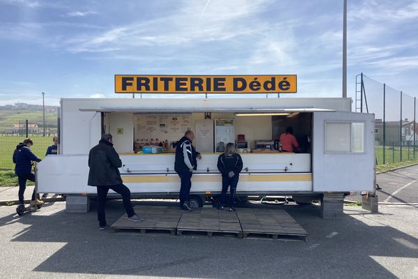 Sur le parking du Moulin-Wibert à Boulogne-sur-mer, la friterie "Dédé" est une institution, mais les prix devraient augmenter dans les prochaines semaines.