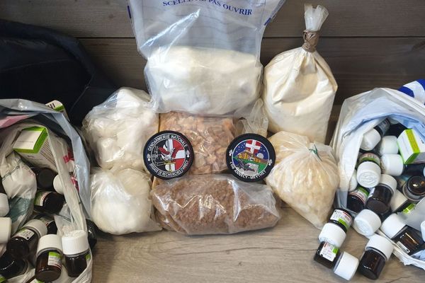 500 grammes de cocaïne ainsi que plusieurs kilos de produits destinés à la coupe de la drogue ont été saisis à Annecy