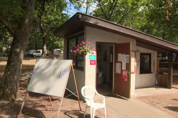 Dans ce camping participatif, chacun participe à la vie du camp, à Lacanau, juillet 2023.