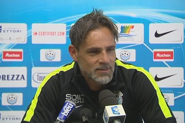 Marco Simone, l'entraîneur du Tours FC, lors de la conférence de presse du 10 août 2015.
