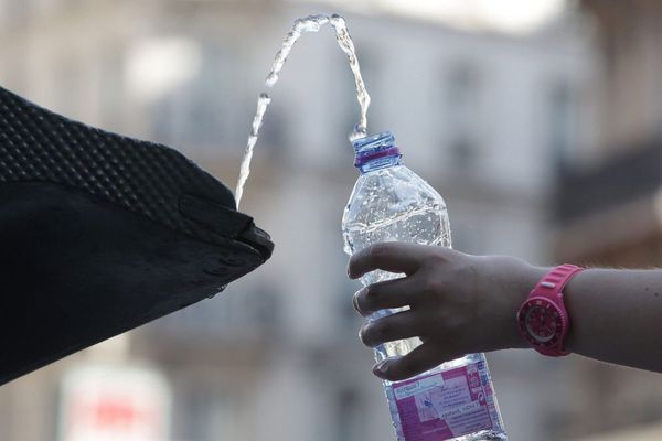 En cas de fortes chaleurs, n'oubliez pas de boire beaucoup d'eau pour vous hydrater.