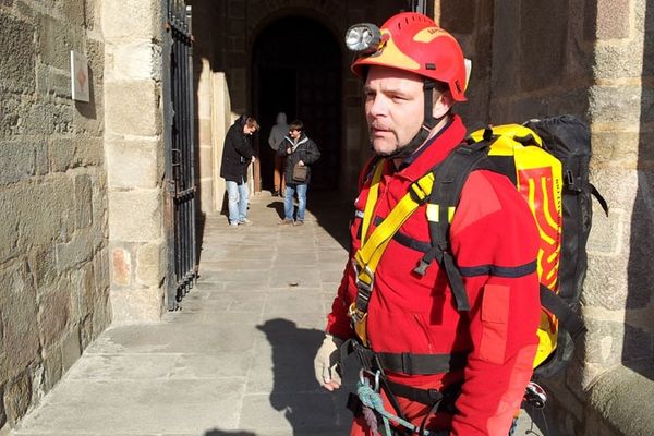 Un pompier du "Grimp" intervenant à la cathédrale de Limoges