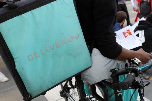 Des coursiers travaillant pour Deliveroo manifestent en août 2017 à Paris. (Photo d'illustration). 
