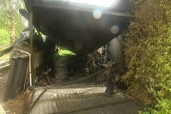 Un des garages incendié la nuit dernière à Wallers-Arenberg. 