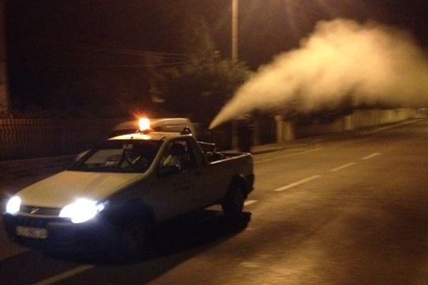 La camionnette de l'EID, à l'attaque contre les moustiques tigres dès potron-minet dans les rues de Montpellier