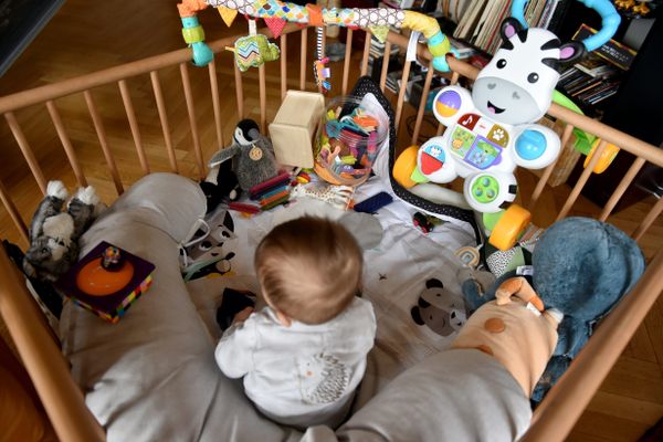 Un bébé dans son parc - Photo d'illustration