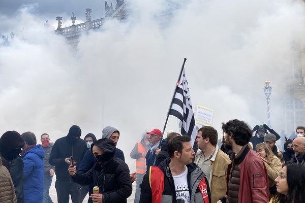 Place Stanislas à Nancy. L'ambiance festive de la manifestation contre les retraites s'achève dans les gaz lacrymogènes