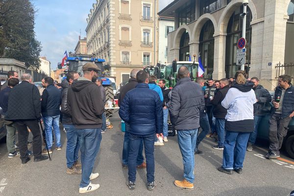 Les agriculteurs devant les services de l'État à Mâcon (Saône-et-Loire), le 28 février 2024.