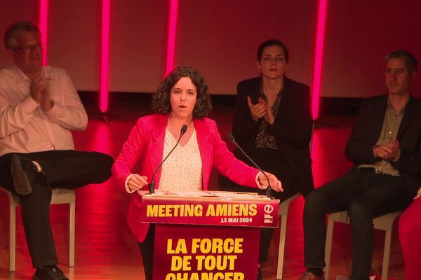 300 personnes sont venues soutenir Manon Aubry, tête de liste de la France Insoumise à la Mégacité à Amiens.