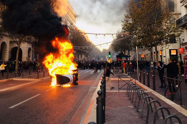 Plusieurs poubelles incendiées, des vitrines cassées, des magasins vandalisés , au total 50 personnes ont été interpellées samedi en marcge des manifestations.