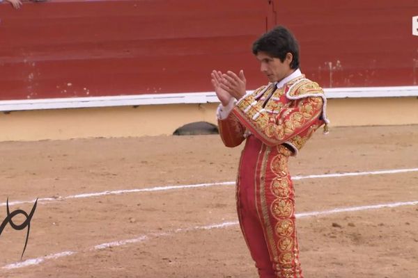 Faut-il que Vellosón ait été un grand toro! Castella applaudit sa dépouille…