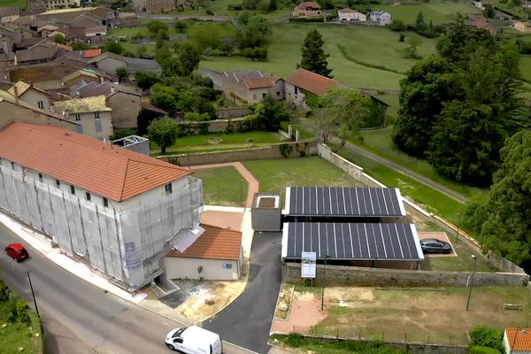 Les panneaux photovoltaïques installés sur les bâtiments municipaux à Tramayes (Saône-et-Loire) devraient permettre de tirer des bénéfices de la production énergétique à l'horizon 2040.