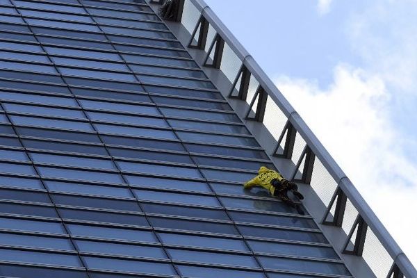 Une ascension pour attirer l'attention sur l'indispensable restauration de Notre-Dame de Paris.