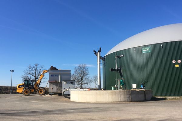  Dans l'Allier, il y a trois méthaniseurs dont un sur l'exploitation de Julien Deville. Il produit du biogaz grâce à la fermentation de matières organiques. 