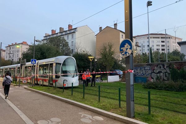 L'accident s'est produit aux alentours de 16 heures, rue Jean-Paul Lévy à Lyon (Rhône). Un petion de 45 ans est mort.