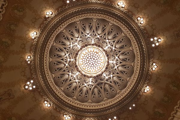 Au milieu des dorures de l'Opéra de Vichy, dans l'Allier, l'orchestre d'Auvergne s'est livré a une vibrante interprétation de la trilogie populaire de Verdi, un choix qui ravit les puristes autant qu'il séduit les novices.