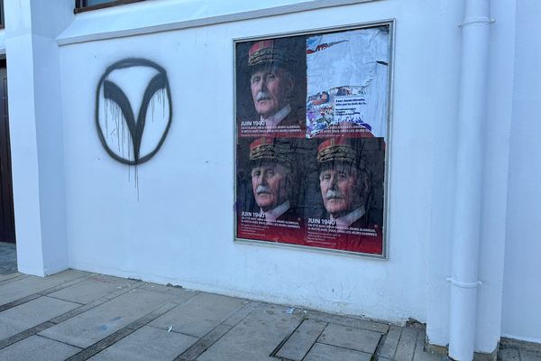 Un tag symbole de La Milice française sur l'un des murs du campus de Jacob-Bellecombettede de l'université Savoie Mont Blanc.