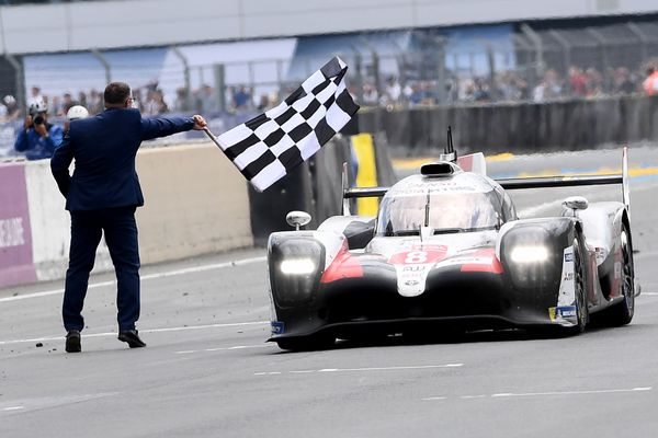 La Toyota TS050 Hybrid LMP1 du Japonais Kazuki Nakajima franchit la ligne d'arrivée de la 87e édition des 24H du Mans