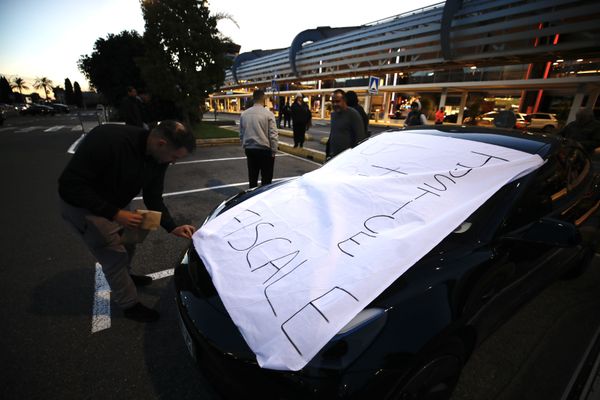 Des conducteurs VTC sont mobilisés le 21 et 22 novembre contre un changement des cotisations d'Uber, à l'aéroport de Nice.