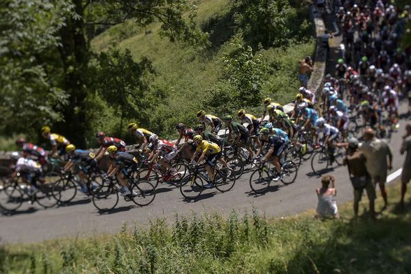 Le Britannique Christopher Froome, maillot jaune du leader, participe à la 11e étape de 188 km du Tour de France, le 15 juillet 2015, entre Pau et Cauterets.