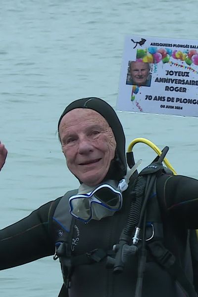 Roger Citerici lors de la plongée anniversaire de ses 85 ans dans l'étang de Thau.