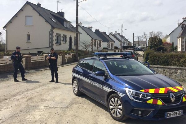 La rue où se trouve le domicile de l'octogénaire à Pabu (Côtes d'Armor) est bloquée par la gendarmerie