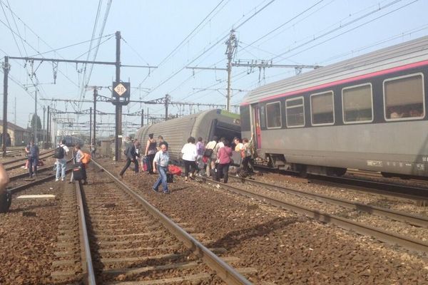 L'arrière du train est couché sur la voie