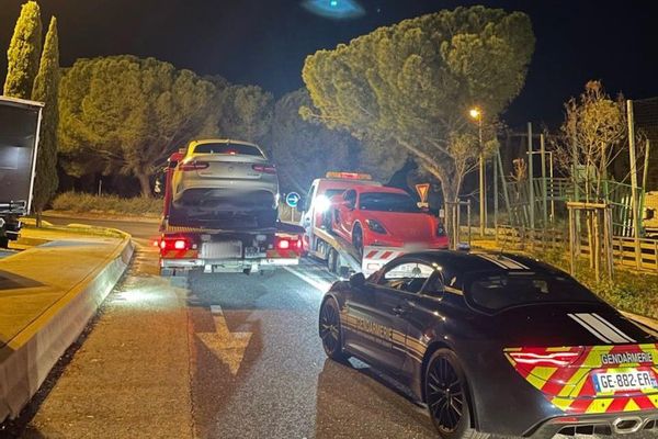 Les deux voitures ont été confisquées par les gendarmes après l'interception des conducteurs sur l'A9.