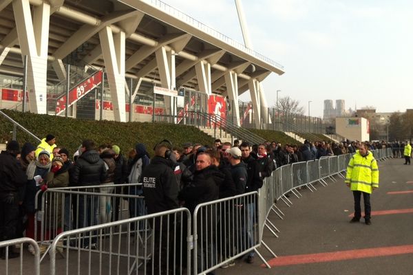 Depuis 4h15 mercredi 20 février, la file d'attente au stade Auguste Delaune pour l'achat des billets Stade de Reims-P.S.G.