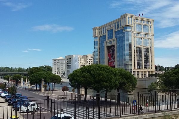 Vue de l'Hôtel de Région à Montpellier et de l'avenue du Pirée le long du Lez