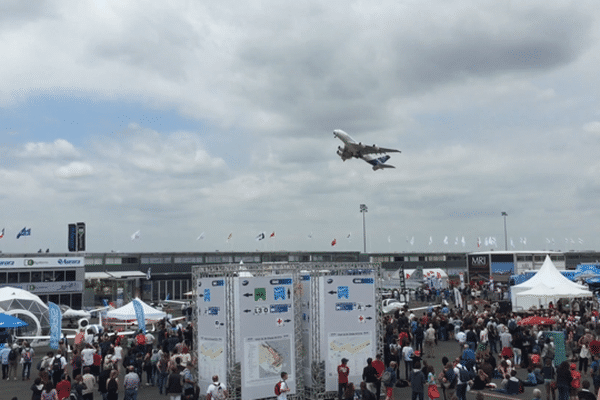 L'Airbus A380 au décollage lors de son vol de démonstration au Salon du Bourget, le samedi 20 juin 2015.