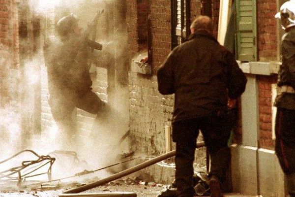 Photo prise le 29 mars 1996 d'un homme du RAID s'apprêtant à pénétrer au 59 de la rue Carette de Roubaix, domicile de quatre Maghrébins appartenant au "gang du Nord" équipés d'armes de guerre en provenance de Bosnie. Le procès de trois membres du "gang de Roubaix" débutera le 02 octobre 2001 à la cour d'assises de Douai. Ils sont accusés d'attaques à main armée et d'une tentative d'attentat. 