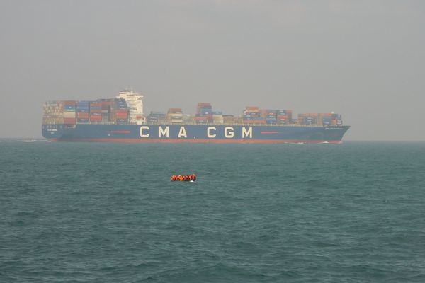 Image d'illustration d'une embarcation de fortune avec, à son bord, plusieurs migrants tentant de traverser la Manche pour rejoindre l'Angleterre.