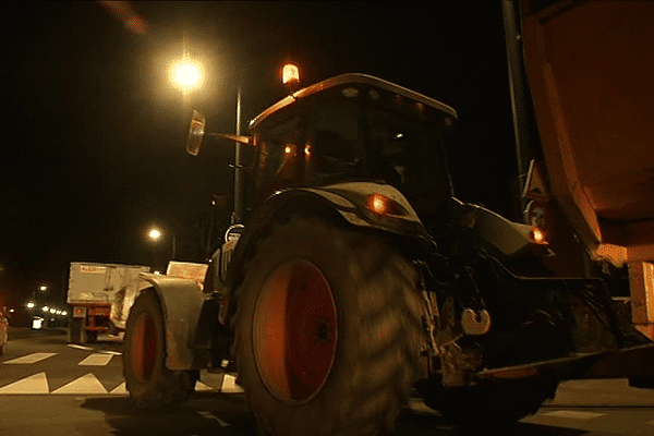 Tracteurs se dirigeant vers la Scarmor (centrale Leclerc) à Landerneau