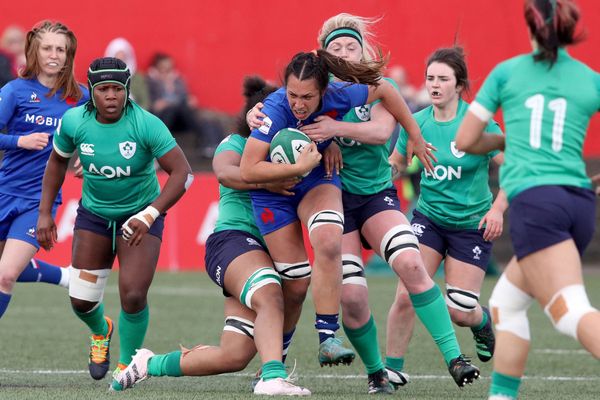 La deuxième ligne du XV de France féminin Manae Feleu (au centre) lors du match du Tournoi des Six nations féminin face à l'Irlande, le 1er avril 2023.