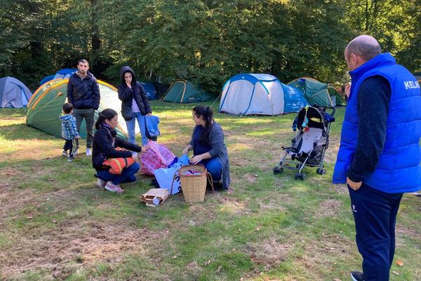 Des parents d'élèves sont venus en voisin apporter nourriture et vêtements chauds aux migrants installés au campement du Parc des Hautes Ourmes à Rennes.