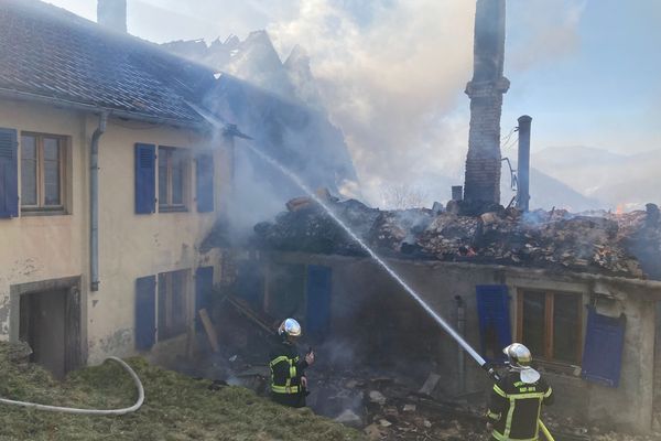 La moitié de la maison est partie en fumée.