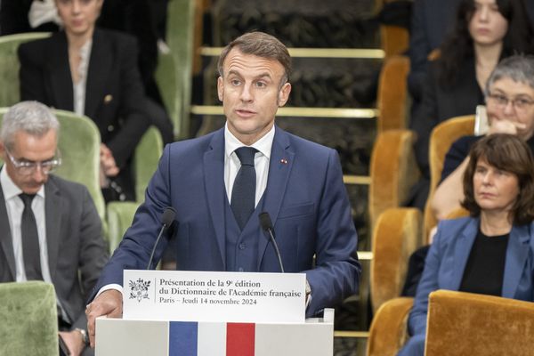 Emmanuel Macron pendant la session solennelle de présentation de la 9ème édition du dictionnaire de l'Academie Francaise