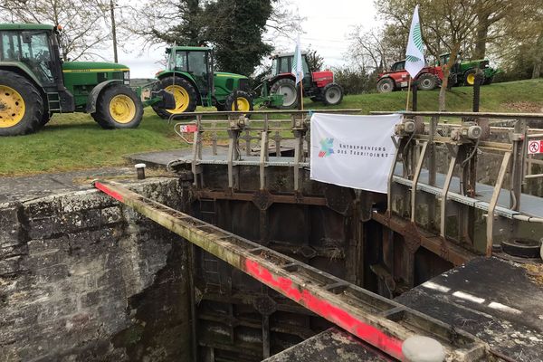 Une quarantaine d'agriculteurs bloquent le canal du midi au niveau de l'écluse de Laurens. Vendredi 14 avril 2023.