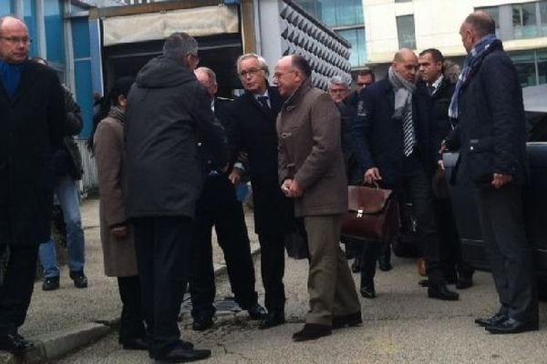 Le ministre de l'Intérieur, Bernard Cazeneuve, s'est rendu au CHU de Dijon et à l'Hôtel de police, en compagnie de François Rebsamen, lundi 22 décembre 2014.