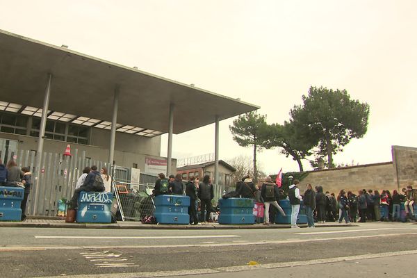 Le lycée François Magendie de Bordeaux est bloqué par lycéen toute la journée du 9 mars 2023. Ils affirment leur soutien à la mobilisation contre la réforme des retraites, mais portent également des revendications propres à la jeunesse.