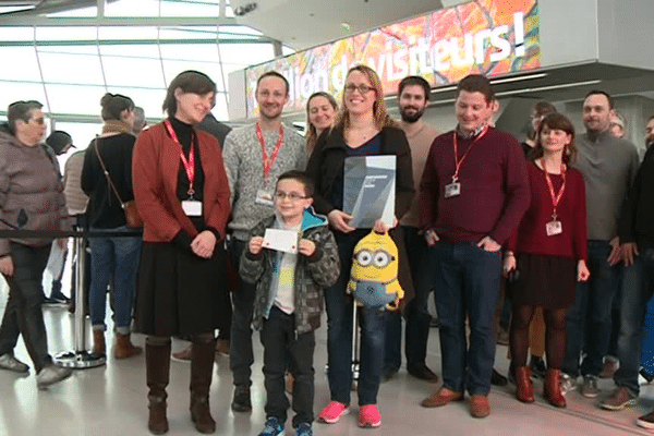 Ils ont acheté le billet n° : 1 000 000 ! Maxence, 7 ans et sa marraine, sont les stars du jour pour le personnel du musée des Confluences ... 